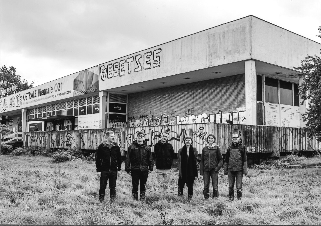 Foto mit Menschengruppe vor Gebäude